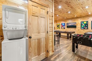 Interior - Bear Vista View Hot Tub  Game Room  Firetable (Gatlinburg)