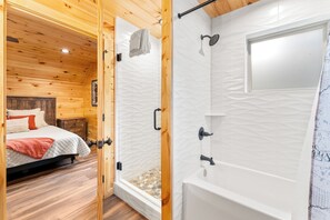 Shower, hair dryer, towels, soap - Bear Vista View Hot Tub  Game Room  Firetable (Gatlinburg)