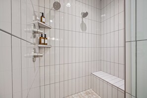 Shower, hair dryer, towels, soap - Downtown Views Rooftop Hot Tub Sleeps 18 - Holiday Home (Nashville)