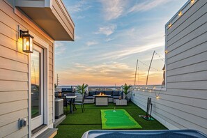 Outdoor dining - Downtown Views Rooftop Hot Tub Sleeps 18 - Holiday Home (Nashville)