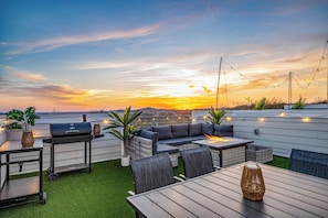 Outdoor dining - Downtown Views Rooftop Hot Tub Sleeps 18 - Holiday Home (Nashville)