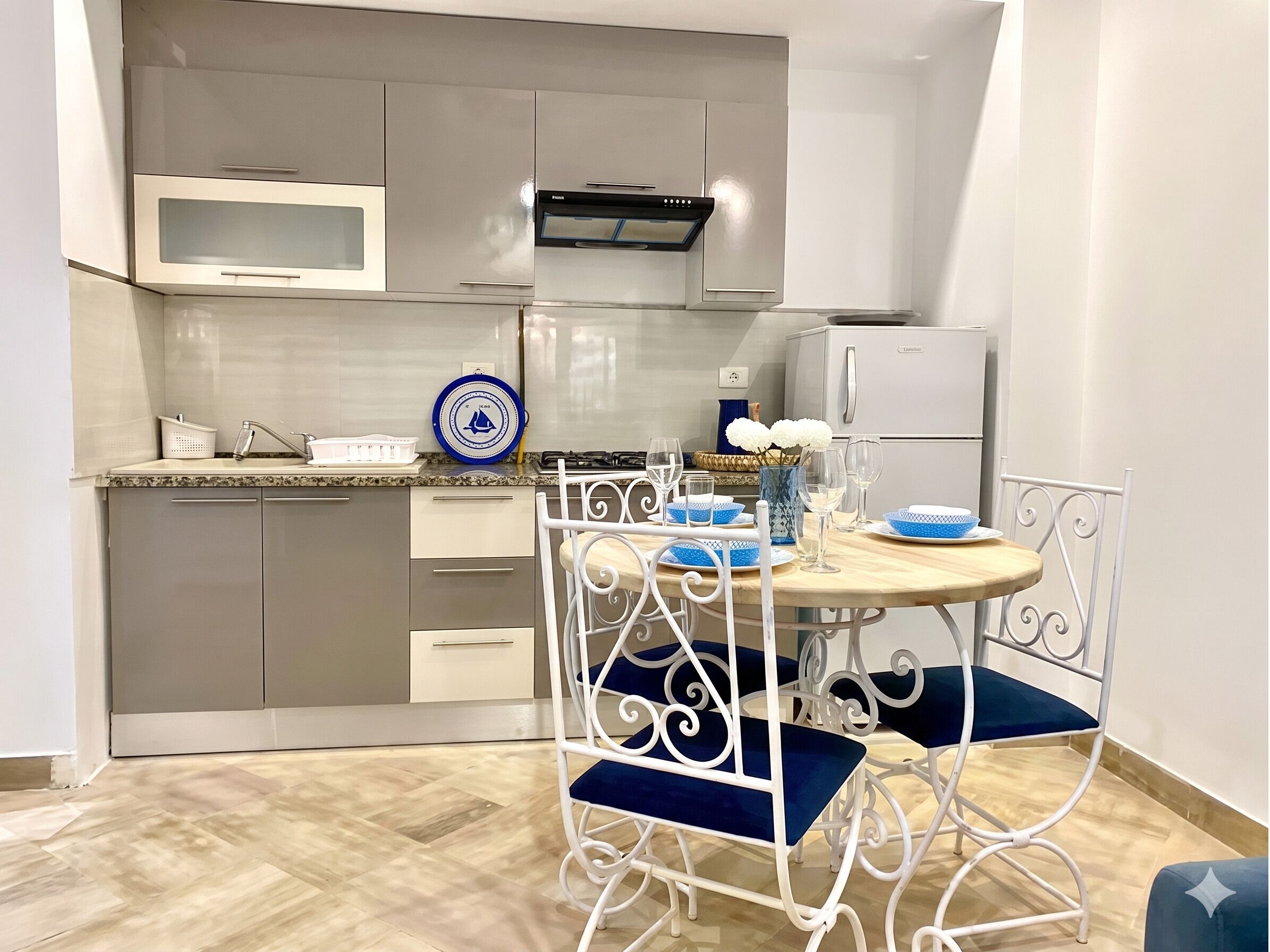 Appartement Confort, salle de bains privée, vue jardin | Cuisine privée | Grand réfrigérateur, micro-ondes, four, plaque de cuisson
