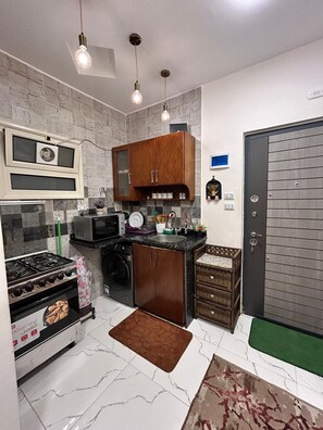 Private kitchen - Cozy 1-bedroom apartment in peaceful Red Sea Governorate with AC (Red Sea Governorate)