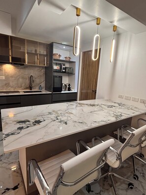 Private kitchen - Delightful 2-bedroom apartment with AC in Lapu-Lapu (Lapu-Lapu)