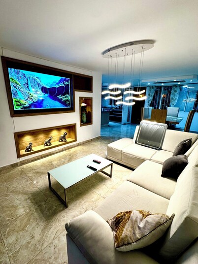 House with private pool and private parking