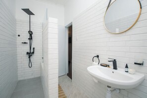 Shower, towels, soap, toilet paper - Casa Thérèse With Pool, Chef & Spa Access (Accra)