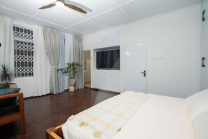 3 bedrooms, WiFi, bed sheets - Casa Thérèse With Pool, Chef & Spa Access (Accra)