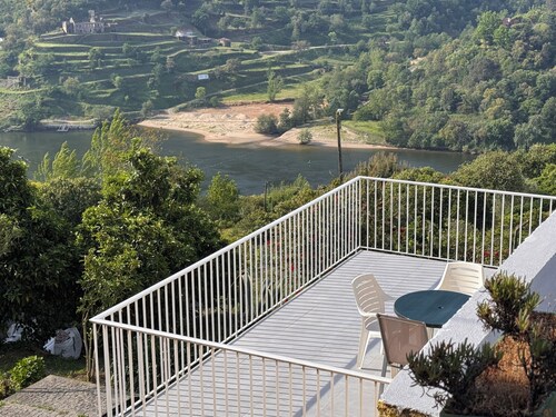 Douro Valley Farm escape with 360 degree rooftop views
