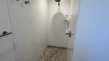 Dusj, hårføner, håndklær og såpe