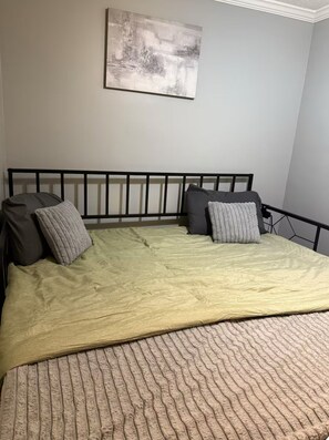 3 bedrooms, Internet, bed sheets - The Soak Haus Hot Tub Retreat 25 Min to ATL (Douglasville)