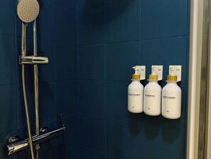 Douche, sèche-cheveux, bidet, serviettes fournies