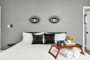 2 habitaciones, escritorio, tabla de planchar con plancha y wifi gratis