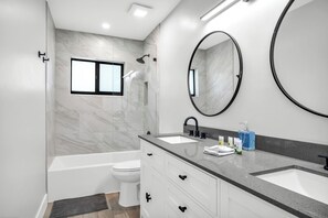 Hair dryer, towels, soap, toilet paper - Relaxing Getaway, Minutes to Beach, Las Olas & DT (Fort Lauderdale)