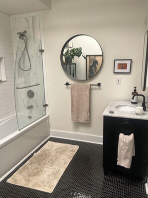 Hair dryer, towels, soap, toilet paper - Cozy 1-bedroom condo in Atlanta walking distance to Mercedes Benz Stadium (Atlanta)