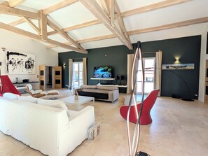 Una televisión, una chimenea, libros, un reproductor estéreo