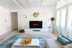 Living room - Luxurious 3-bedroom Condo on Iconic Oxford Street (London)