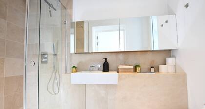 Luxurious 3-bedroom Condo on Iconic Oxford Street