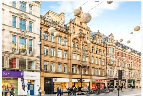 Luxurious 3-bedroom Condo on Iconic Oxford Street