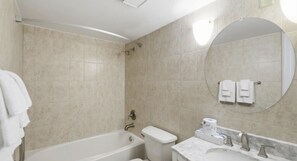 Secador de pelo, toallas, papel higiénico