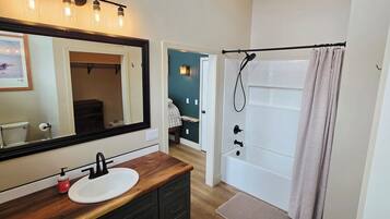 Douche, serviettes fournies, savon, shampoing