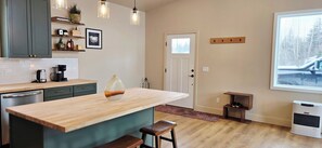 Private kitchen - Cozy 2-bedroom home in a secluded forest area, close to the Anchor River (Anchor Point)