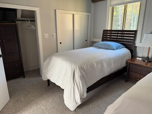 4 bedrooms, WiFi, bed sheets - Charming 4-bedroom house in the charming Eastman Community Grantham, NH. (Grantham)