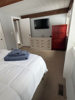 4 bedrooms, WiFi, bed sheets - Charming 4-bedroom house in the charming Eastman Community Grantham, NH. (Grantham)