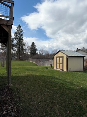 Property grounds - Farmhouse Suite on an acre- Pet Friendly (Kalispell)