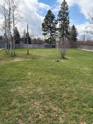 Property grounds - Farmhouse Suite on an acre- Pet Friendly (Kalispell)