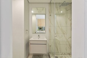 Shower, hair dryer, towels, soap - Beautiful 1-bedroom Luxury apartment in Waterfall with Gym,Restaurant,Pool,Sauna (Midrand)