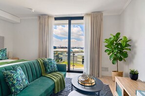 TV - Beautiful 1-bedroom Luxury apartment in Waterfall with Gym,Restaurant,Pool,Sauna (Midrand)