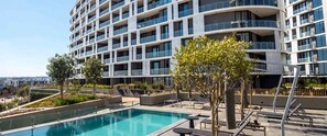 Pool - Beautiful 1-bedroom Luxury apartment in Waterfall with Gym,Restaurant,Pool,Sauna (Midrand)