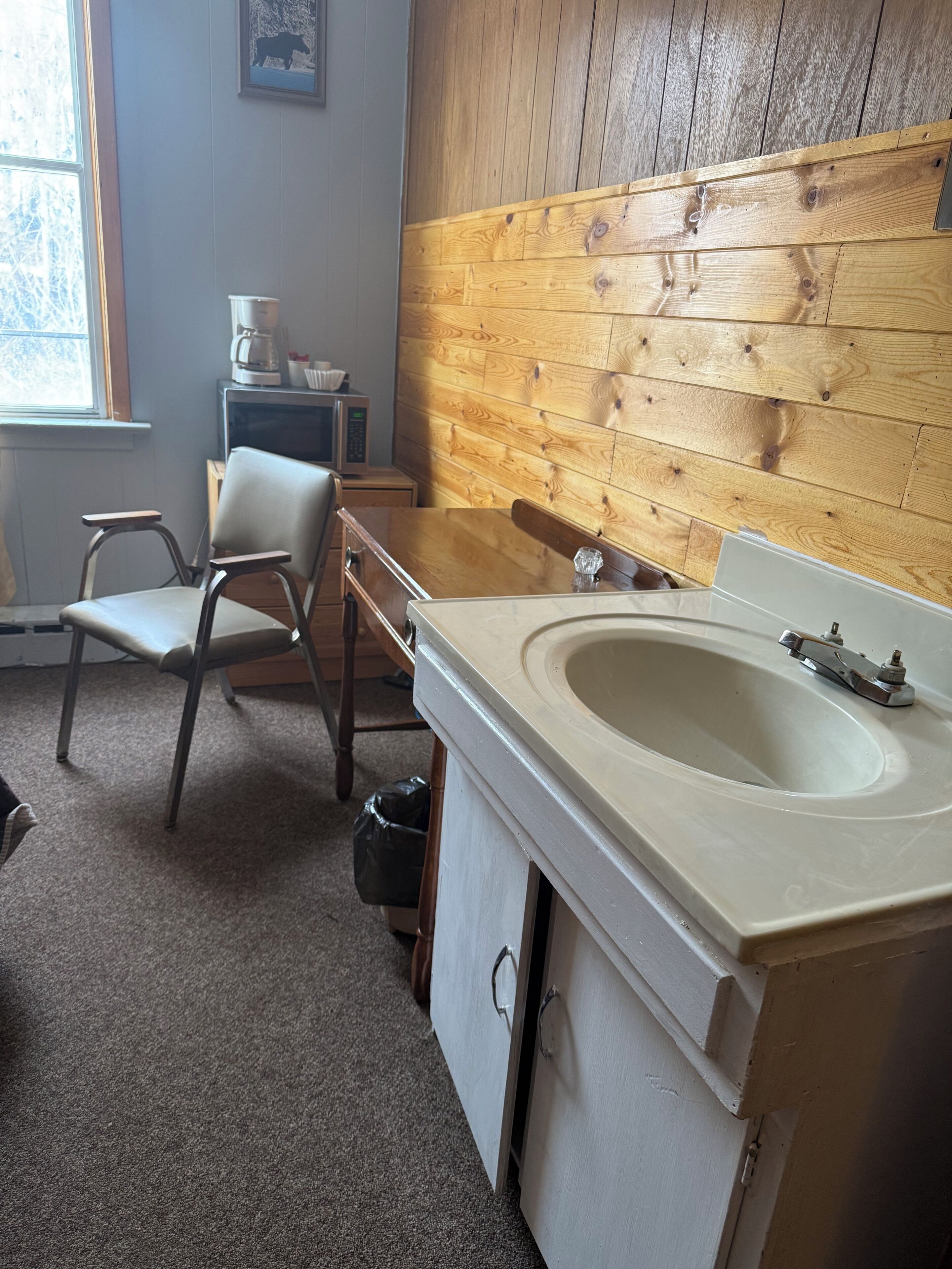 Enkeltrom – basic, utsikt mot høyde | Innvendig