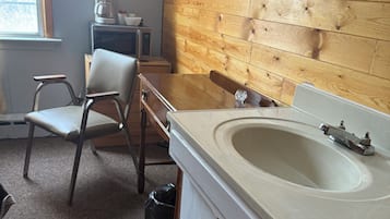 Enkeltrom – basic, utsikt mot høyde | Innvendig