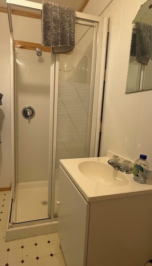 Basic Single Room, Valley View | Bathroom - Coal Branch Hotel (Robb)