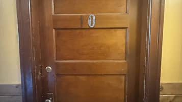 Dobbeltrom – basic, utsikt mot høyde | Innvendig