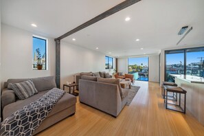 TV, fireplace - Venice Beach Luxury 5BR/5BA w/Fire pits, Decks, Projection Screen Steps to Sand (Los Angeles)
