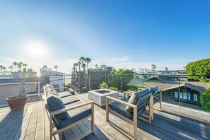 Terrace/patio - Venice Beach Luxury 4BR Home – 30ft to Sand (Los Angeles)