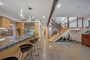 Interior - Venice Beach Luxury 4BR Home – 30ft to Sand (Los Angeles)