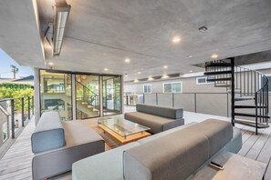 Interior - Venice Beach Luxury 4BR Home – 30ft to Sand (Los Angeles)