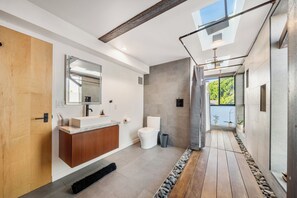 Douche, sèche-cheveux, serviettes fournies, savon