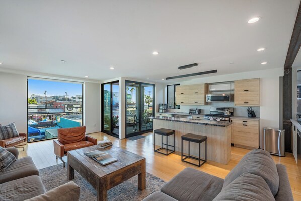 Interior - Venice Beach Luxury 4BR Home – 30ft to Sand (Los Angeles)