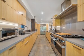 Private kitchen - Venice Beach Luxury 4BR Home – 30ft to Sand (Los Angeles)