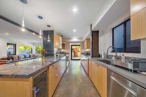 Private kitchen - Venice Beach Luxury 4BR Home – 30ft to Sand (Los Angeles)