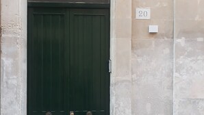 Une porte à deux battants, avec le chiffre « 20 » peint sur le mur à côté.