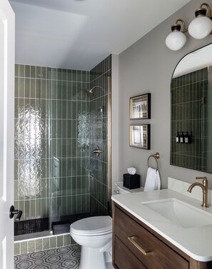 Shower, hair dryer, towels, soap - Historic Diplomat Suite w/Parking - The Accord (Philadelphia)