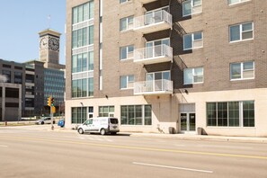 Exterior - Modern Walker`s Point Studio with Gym and Balcony (Milwaukee)