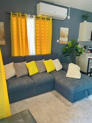 Living area - Soothing 2-bedroom house with AC in charming Portmore (Portmore)