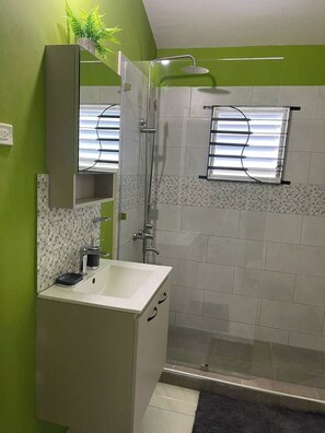 Towels, soap, toilet paper - Soothing 2-bedroom house with AC in charming Portmore (Portmore)