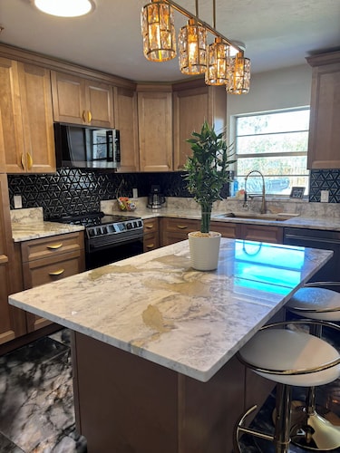 Modern Beachside Retreat-Hydropool-Walk to Beach & Flagler Ave. Private Backyard